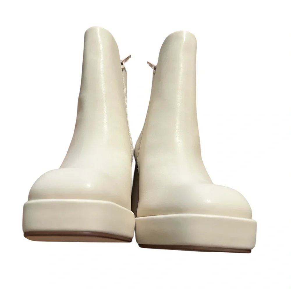 New in box Rialto Cream winter white Chunky Heel Boots Classic 7 1/2 - Picture 2 of 16